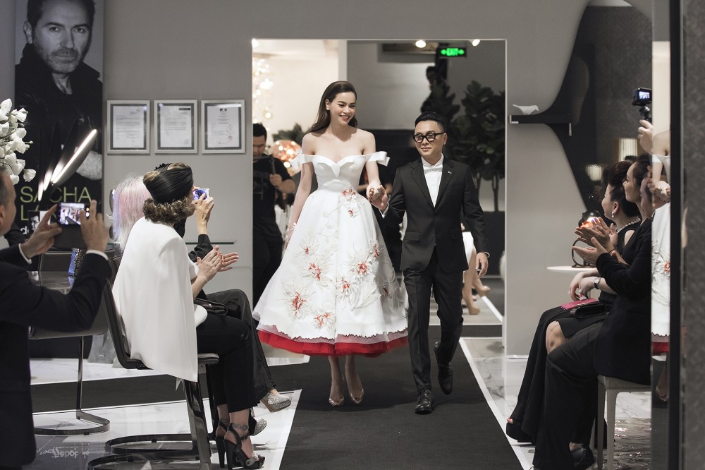 Hồ Ngọc Hà tái xuất sàn diễn, làm “nàng thơ” cho NTK Nguyễn Công Trí