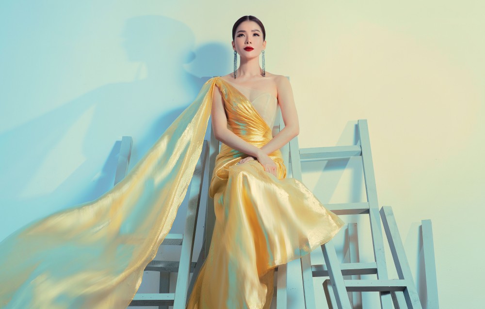 Lệ Quyên khoe bộ ảnh thời trang thần thái và khoe vòng eo chuẩn như siêu mẫu