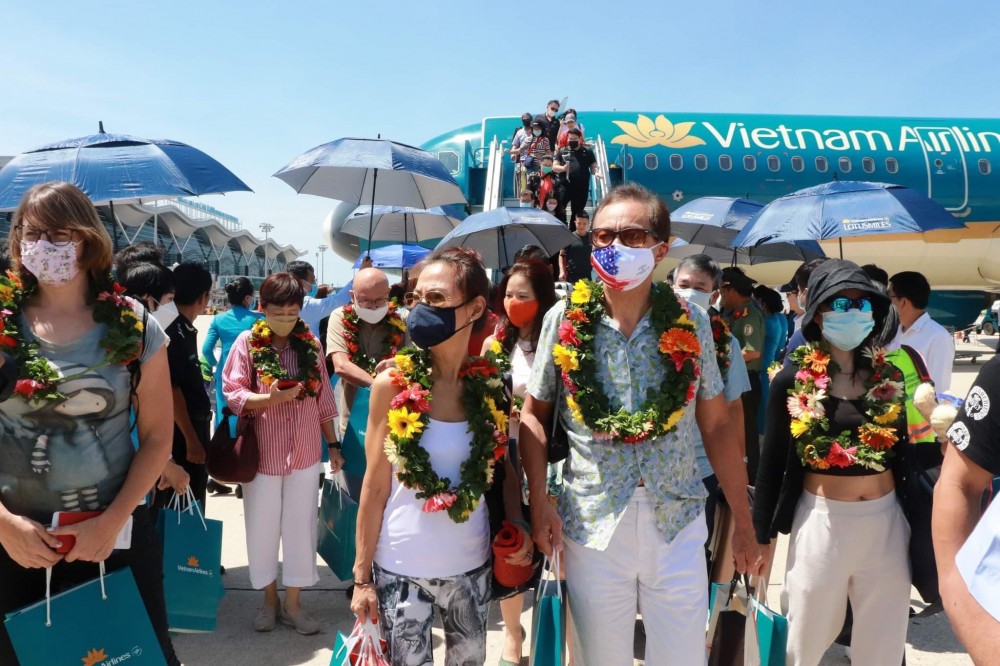 Vietnam Airlines khai trương đường bay Nha Trang - Singapore