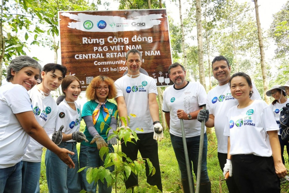 Gần 200 nhân viên của Central Retail và P&G Việt Nam tham gia ngày trồng rừng tại rừng Đồng Nai