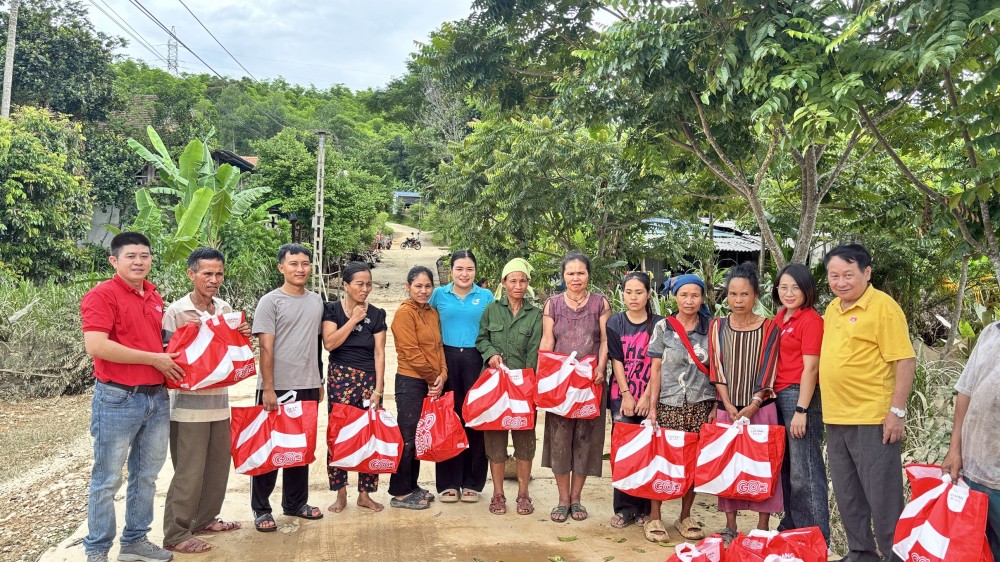 Siêu thị GO! Vinh khẩn cấp trao 200 phần quà cứu trợ người dân vùng lũ Nghệ An