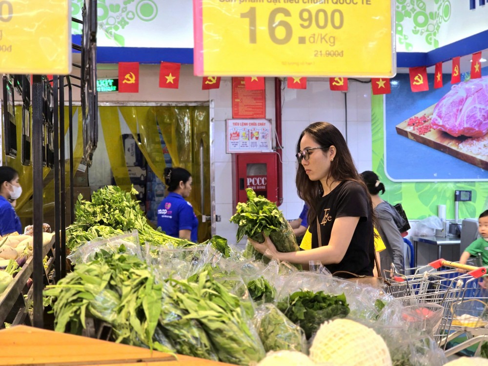 Giữa bão số 10, Saigon Co.op tung gói bình ổn giá thiết yếu, giảm giá thực phẩm đến 33% để san sẻ cùng người dân