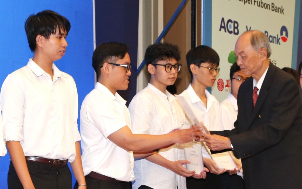 Công ty Phú Mỹ Hưng và Quỹ Đinh Thiện Lý trao tặng học bổng năm 2025 gần 8,8 tỷ đồng